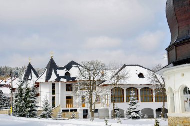 Şehirdeki kutsal üçlünün kilisesi.