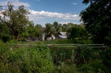 Köydeki eski ahşap ev.