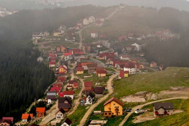 Dağlardaki köyün havadan görünüşü