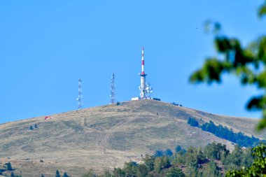 Yaz günü dağ tepesindeki yüksek voltaj kulesinin manzarası