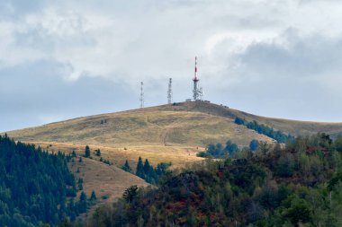Dağlarda güzel bir manzara.