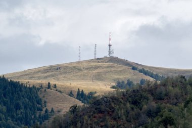 Polonya 'da yüksek açılı, arka planda bulutlu bir gökyüzü olan yüksek açılı bir manzara.
