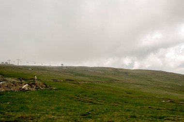 Bulutlu ve mavi gökyüzü olan dağ manzarası