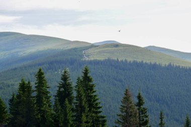 Bulutlu ve mavi bulutlu bir dağ manzarası