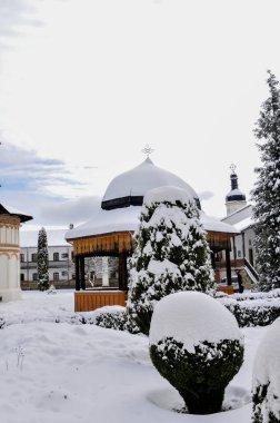 Kışın en güzel manzarası olan şehrin kutsal üçlüsünün kilisesi.