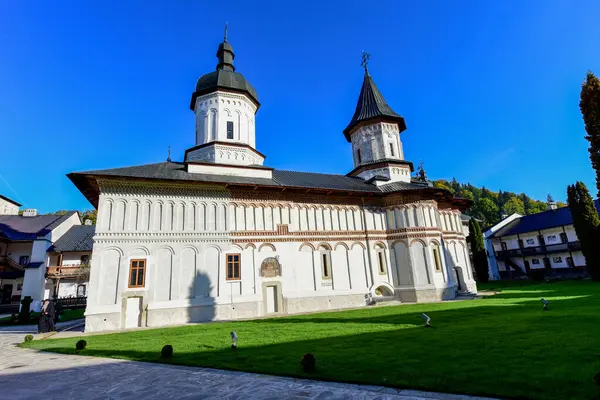 Czech Cumhuriyeti 'nin Cesky Krumlov köyündeki kilise manzarası