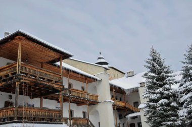 Kışın dağın tepesinden manzara. tatil köyünün kayak merkezi..