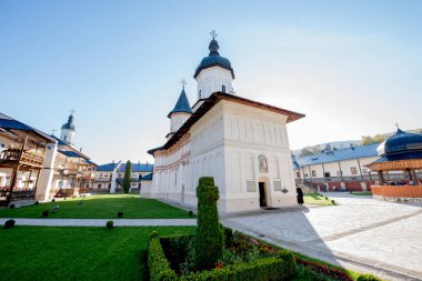 Kutsal üçlünün eski kilisesi yazın en ünlü simgesi olan eski kasabanın merkezinde.