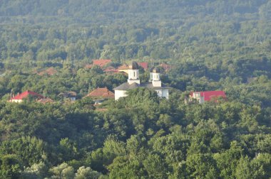 Aziz Nikholas köyündeki kutsal üçlünün hava manzarası kuzey denizinin dağlarındaki manastır.