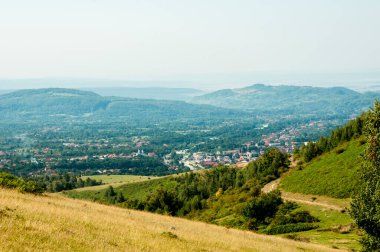 Karpat köyünün dağlarının panoramik manzarası. yaz.