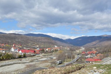 Rusya 'nın kuzeyindeki dağlardaki Riva köyünün manzarası