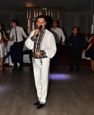 Dans eden ve bir dans kulübünde eğlenen bir grup insan.