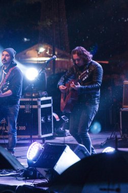 Grubun şarkıcısı.