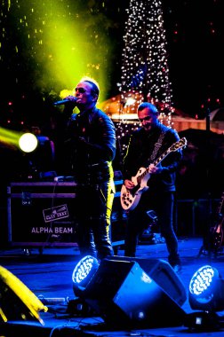 Odessa, Ukrayna - 16 Şubat, 2019: Parlak bir rock konserinde bir grup insan ve insan