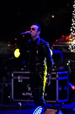 Gece müzik konserinde rock grubunun şarkıcısı.