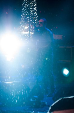 Gece kulübünde bir sürü insanın olduğu bir konser posteri.