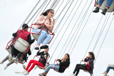 Çocuklar salıncakta