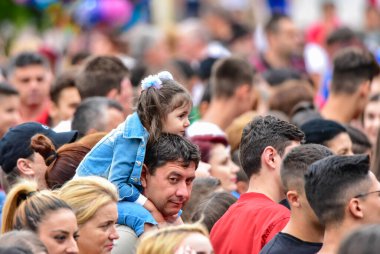 Sokaktaki insan kalabalığı..
