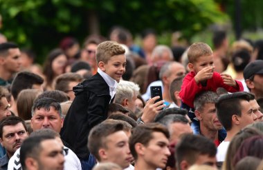 Minsk, Belarus - 15 Ağustos, 219: Sokakta büyük bir Minsk kalabalığı var.