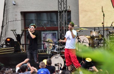 Grup Hollanda 'daki 2017 dünya müzik festivalinde canlı yayında.