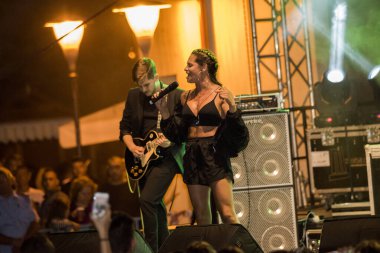 Grup gitarla bir sahne çalar..