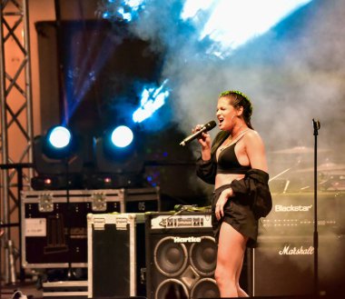 Gece dumanlı şarkıcı kız