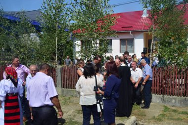 Köyün bahçesindeki insanlar.