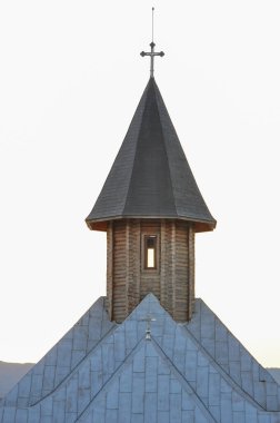 Kuzey Denizi köyündeki gölün adasındaki kutsal üçlünün kilisesi.