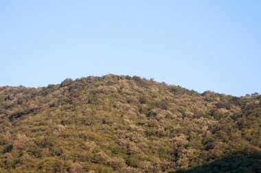 Dağlar ve arkadaki mavi gökyüzü..