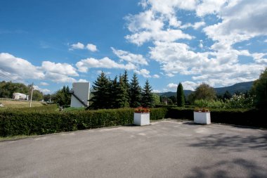 Büyük beyaz bir evi ve büyük bir çiti olan güzel bir bahçe.