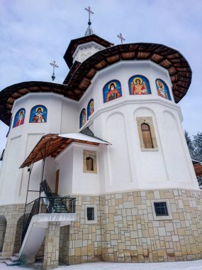 Dağlardaki kutsal üçlü kilise.