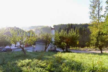 Güneşli yaz gününde güzel köy manzarası.
