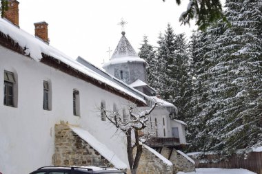 Kışın eski ahşap ev