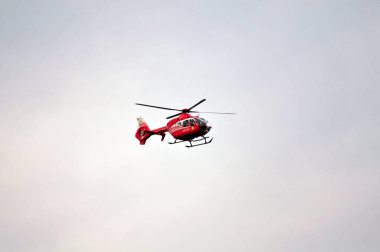 dumanlı ve dumanlı helikopter