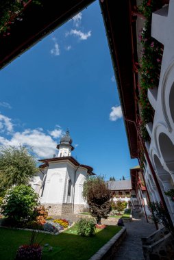 Tiflis şehrindeki Kutsal Üçlü Manastırı.