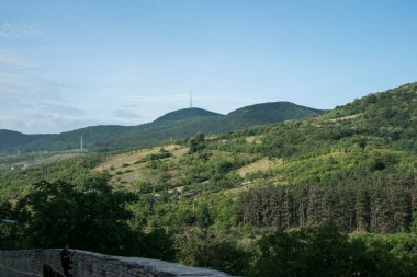 Dağlardaki köyün manzarası.