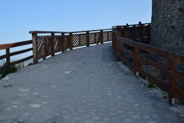 Merdivenler dağın zirvesine çıkıyor.