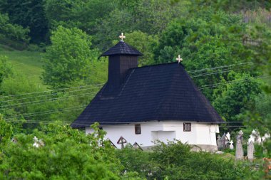 Dağlardaki kutsal üçlünün kilisesi.