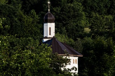 Ormandaki kilise, güzel dijital fotoğraf.