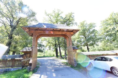 Parktaki eski ahşap köprü