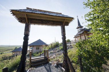 Şehirdeki eski ahşap kilise.