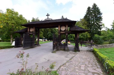 Parktaki eski ahşap köprü