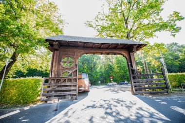 Parktaki eski ahşap kapı.