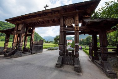 Köydeki eski ahşap kilise.