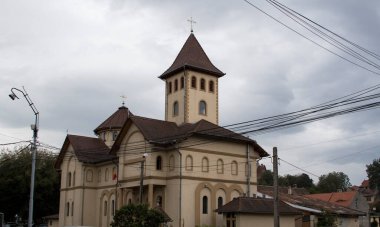 İsrail 'in kuzeyindeki bölge bölgesinin başkenti olan eski kasabanın kilisesinin manzarası