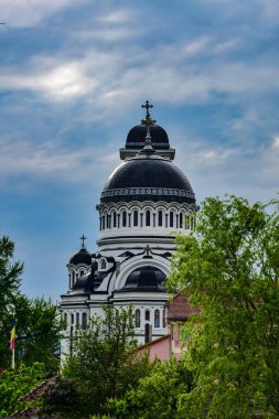 Kutsal üçlünün katedrali en güzel şehirlerin bulunduğu bölgenin başkenti olan şehrin eski kasabasında.