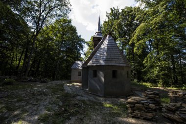 Ormandaki eski ahşap kilise.