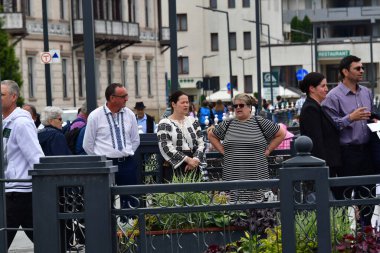 Vatra Dornei, Romanya, 24 Haziran 2024 Genç veya yaşlı, Bucovina 'lı kadın ve erkekler geleneksel Romen kostümleri veya geleneksel Romen gömleklerini Sanzien Günü' nde giydiler