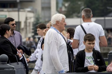 Vatra Dornei, Romanya, 24 Haziran 2024 Genç veya yaşlı, Bucovina 'lı kadın ve erkekler geleneksel Romen kostümleri veya geleneksel Romen gömleklerini Sanzien Günü' nde giydiler