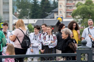 Vatra Dornei, Romanya, 24 Haziran 2024 Genç veya yaşlı, Bucovina 'lı kadın ve erkekler geleneksel Romen kostümleri veya geleneksel Romen gömleklerini Sanzien Günü' nde giydiler